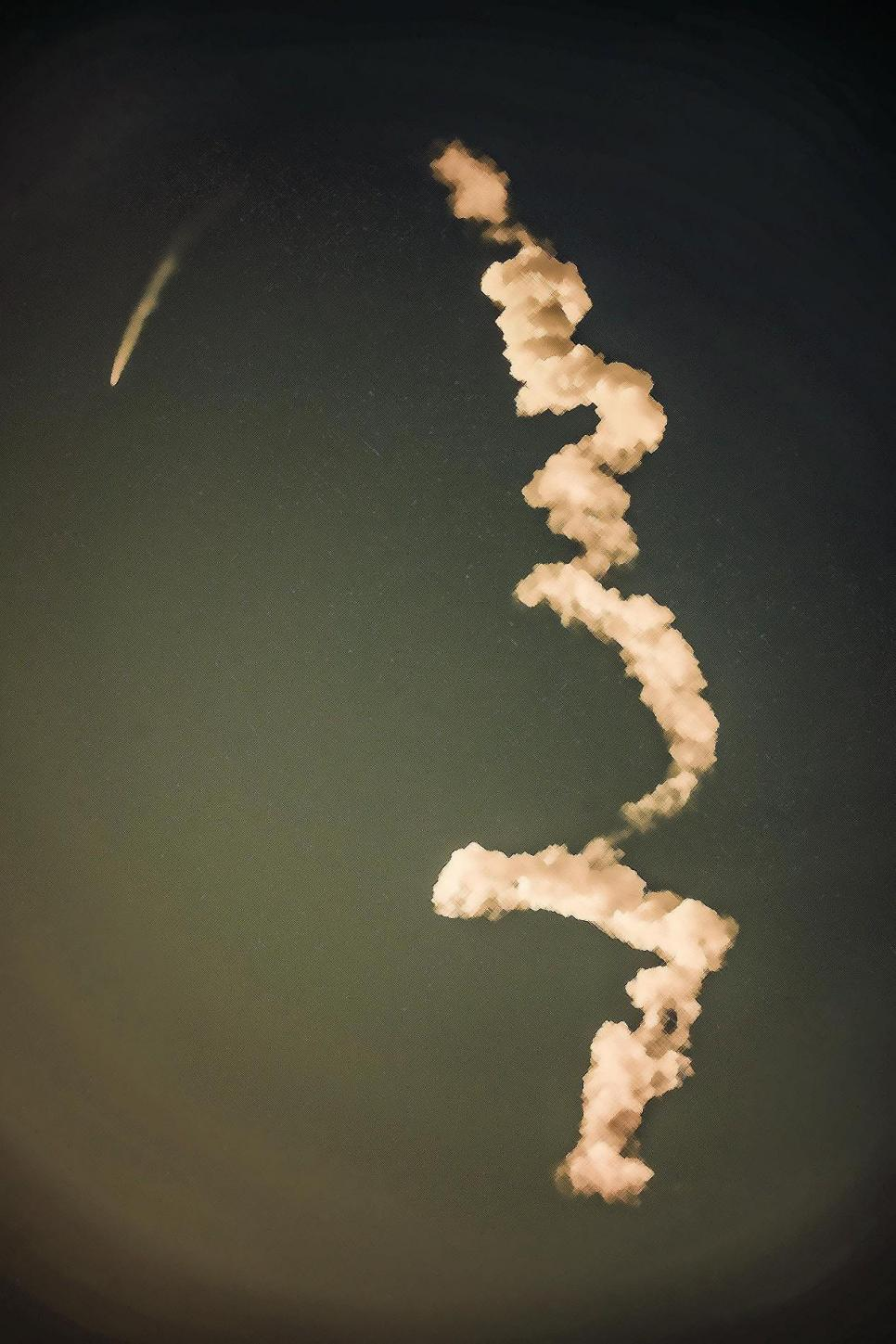 时空卷曲导致云层出现不规则扭动，原本的三维空间被扭曲成了条带状。